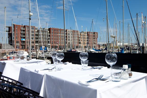 Gedekte tafel met uitzicht op de jachthaven | Nautisch Centrum Scheveningen